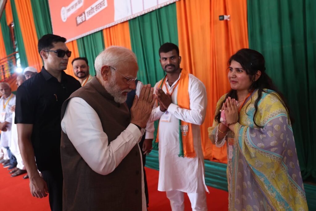 Ayushi Hisaria with pm modi